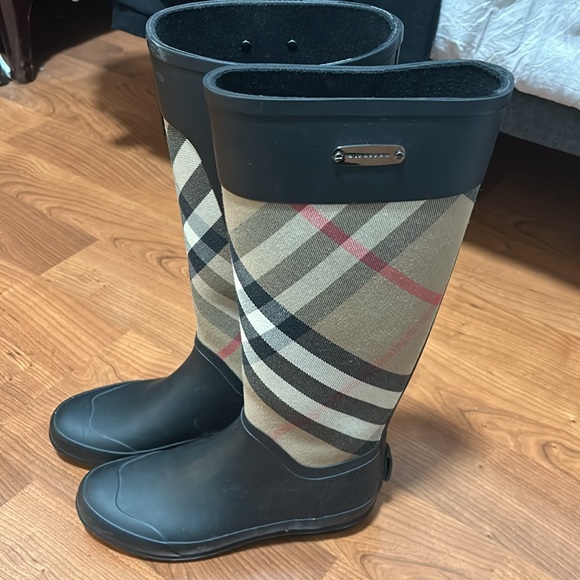 authentic burberry rain boots BRAND NEW - Picture 2 of 3